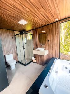 uma casa de banho com uma banheira, um WC e um lavatório. em Cabana Vista Bela em São Salvador