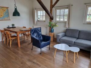 a living room with a table and a couch at Rest & Rust in Werkhoven