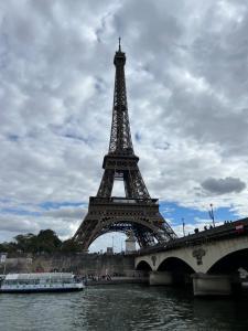 - une vue sur la tour Eiffel depuis la rivière dans l'établissement Superbe studio Paris La Défense, à La Garenne-Colombes