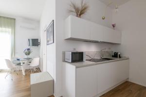 Kuchyňa alebo kuchynka v ubytovaní Cas’ A Mare - Beachfront Luxury Suites