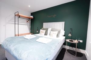 A bed or beds in a room at Stylish 2-Bed In Central Wembley Ideal For Families, Leisure & Business