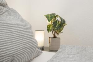 En eller flere senge i et værelse på Deluxe Apartment - Sauna & Pool - Free Parking + 20 billeder