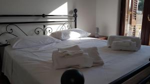 オートラントにあるBadisco Vacanzeの白いベッド(タオル付)