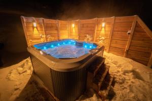 a jacuzzi tub in the snow at night at Almhütte Hebalm mit Whirpool in Pack