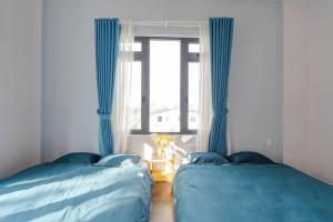 Postel nebo postele na pokoji v ubytování Kim Little Hotel Dalat