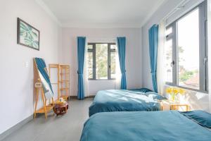 Postel nebo postele na pokoji v ubytování Kim Little Hotel Dalat