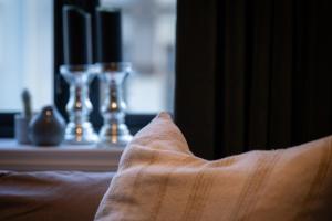 un primer plano de una persona pie en una cama con gafas en Modern 2nd-Floor Luxury Apartement en Bergen