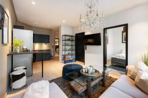 ベルゲンにあるModern 2nd-Floor Luxury Apartementのリビングルーム(ソファ、テーブル付)