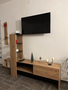 TV a/nebo společenská místnost v ubytování Dragoljski Konaci
