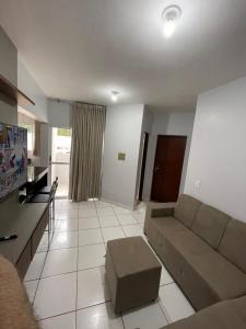 sala de estar con sofá y mesa en Condomínio Colina, en Palmas