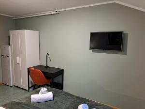 TV a/nebo společenská místnost v ubytování Tune Hotell Sarpsborg