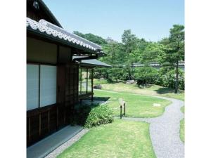 een gebouw met een loopbrug naast een tuin bij Akashi Castle Hotel - Vacation STAY 79268 in Akashi