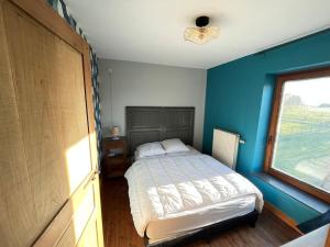 ein Schlafzimmer mit einem großen Bett und einem Fenster in der Unterkunft Maison Gognies Chaussée 