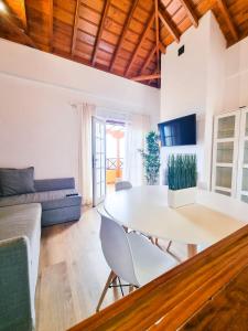- un salon avec une table et un canapé dans l'établissement Apartamento Sweet Aroma, à Breña Baja