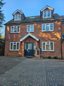 a red brick house with a black door at 2Bedroom Flat Freeparking in Reading