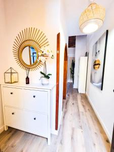 een hal met een witte dressoir en een spiegel bij Apartamento Sweet Aroma in Breña Baja