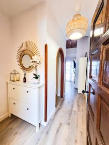 - un couloir avec une commode blanche et un miroir dans l'établissement Apartamento Sweet Aroma, à Breña Baja