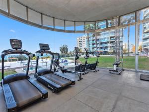 Pusat kecergasan dan/atau kemudahan kecergasan di Perfect Ground Floor with Sea View