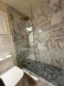Ένα μπάνιο στο Fragrant Finnish Sauna & Cozy Pool with French 3br