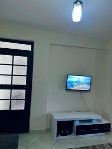 TV i/ili multimedijalni sistem u objektu Lanstar Cosy One bedroom Airbnb