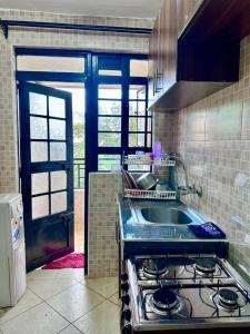Köök või kööginurk majutusasutuses Lanstar Cosy One bedroom Airbnb