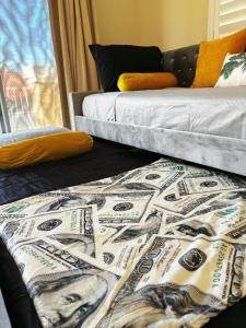 Ein Bett mit einem Haufen Dollarscheine drauf. in der Unterkunft Fragrant Finnish Sauna & Cozy Pool with French 3br in Las Vegas