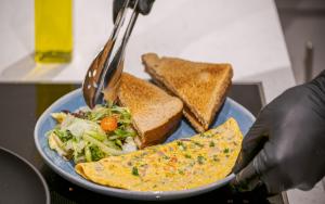 une assiette de nourriture avec un sandwich et du pain grillé dans l'établissement St Pancras Inn, à Londres