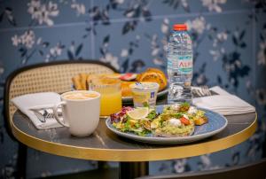 ロンドンにあるSt Pancras Innの食べ物と飲み物を一皿用意したテーブル