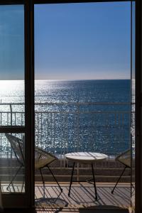 einen Balkon mit Meerblick in der Unterkunft Cas’ A Mare - Beachfront Luxury Suites in Salerno