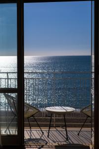 een balkon met uitzicht op de oceaan bij Cas’ A Mare - Beachfront Luxury Suites in Salerno