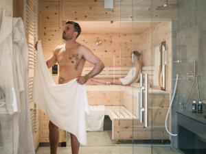 un uomo in piedi in un bagno con vasca di Hotel Gasthof Stuibenfall a Niederthai Altre 37 foto
