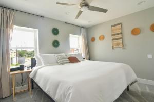 Ліжко або ліжка в номері Beautiful Home w/ Rooftop Deck Within A 5 Mintue Walk To Johns Hopkins Hospital