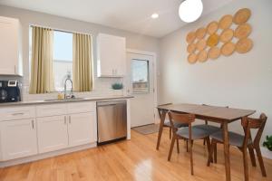 Gallery image of Beautiful Home w/ Rooftop Deck Within A 5 Mintue Walk To Johns Hopkins Hospital in Baltimore +22 photos