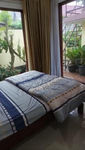Posteľ alebo postele v izbe v ubytovaní Villa Kusuma Tawangmangu
