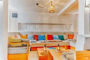 uma sala de estar com um sofá com almofadas coloridas em Villa Elia em Utjeha