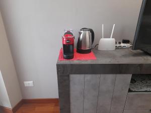 Kohvi ja tee valmistamise võimalus majutusasutuses Elegant Apartment "Le Fontane"-BORGO MERCATO-MONCALIERI