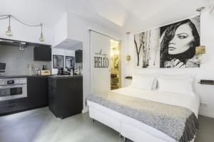 リスボンにあるMY LX FLAT Castle Alfama Studioのベッドルーム(大型ベッド1台付)、キッチン