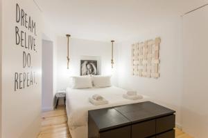 リスボンにあるMY LX FLAT Castle Alfama Studioのベッドルーム1室(ベッド1台、黒いテーブル付)