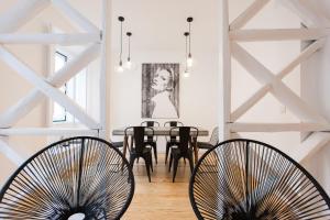 ein Esszimmer mit schwarzen Stühlen und einem Tisch in der Unterkunft MY LX FLAT Castle Alfama Apartments in Lissabon