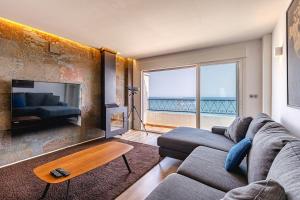uma sala de estar com um sofá e vista para o oceano em Amazing Sea Views Santa Pola AC em Santa Pola