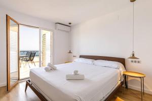 1 dormitorio con 1 cama blanca grande y balcón en Amazing Sea Views Santa Pola AC, en Santa Pola