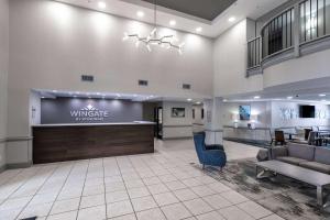 una hall con area di attesa e salone di Wingate by Wyndham Charlotte Concord Mills/Speedway a Concord