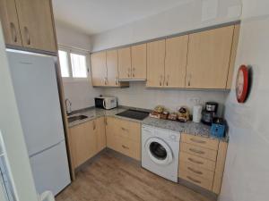 a kitchen with a washing machine and a washer at Benidorm 2ºlinea playa in Benidorm