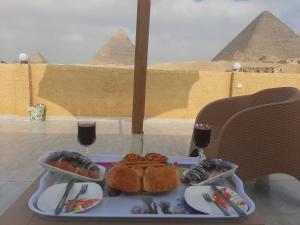 un vassoio di cibo su un tavolo di fronte alle piramidi di Tamara Pyramids Inn a Il Cairo