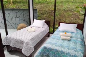 um quarto com uma cama e duas almofadas em Amazing Villa at Lake Arenal 1 em Tronadora