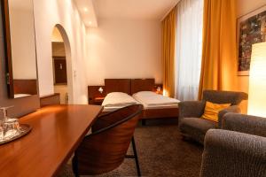 Postel nebo postele na pokoji v ubytování Hotel Carlton Munich