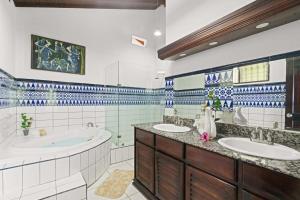 a bathroom with two sinks and a tub at Outstanding & Huge 600m Private Villa - Pool - BBQ in Coco