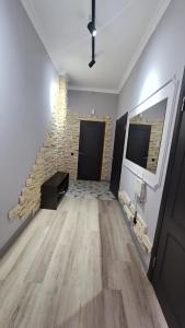 salon z kamienną ścianą i schodami w obiekcie 3х комнатная квартира в Астане w mieście Astana