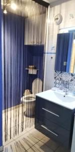 Koupelna v ubytování Vielle Aure Le 2 Bers 90m2 draps et serviettes inclus + 18 fotografií