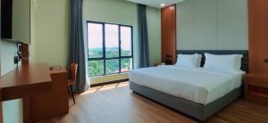 Postel nebo postele na pokoji v ubytování Hotel Kapalai Semporna